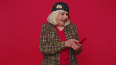 Mutlu, heyecanlı bir kadın cep telefonu kullanıyor. 