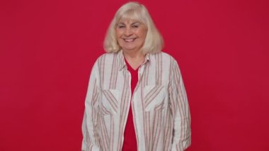 Sevimli, neşeli, son sınıf öğrencisi kadın öneriyi onaylıyor. Sallanan kafa tatmin edici bir şekilde sallanıyor.