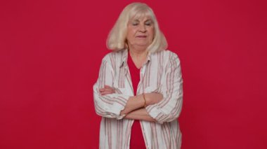 Tatminsiz bir kadın kafasını sallıyor. Sinir bozucu bir şey yok. Hayal kırıklığı kötü haber getirir.