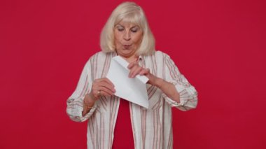 Son sınıf öğrencisi bir kadın açık zarf mektubu okudu. Mutlu kariyer gelişimi, terfi, banka kredisi onaylaması.