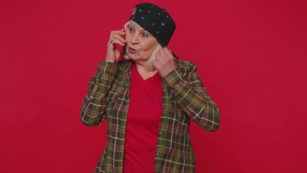 Kobieta rozmawiająca przez telefon, przyjemna rozmowa przez telefon przy użyciu smartfona z przyjaciółmi przekazującymi dobre wieści — Wideo stockowe