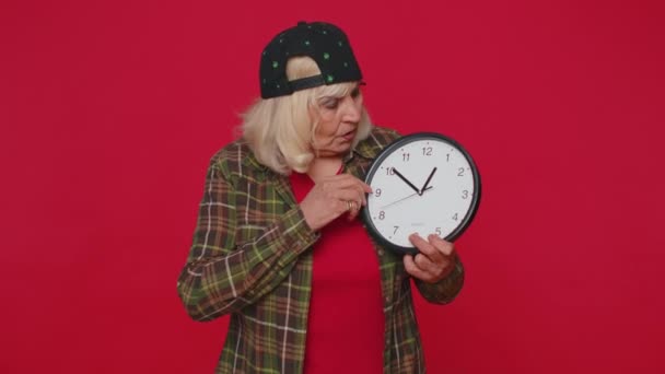 Confused senior woman with anxiety checking time on clock running late to work, being delay deadline — Vídeos de Stock