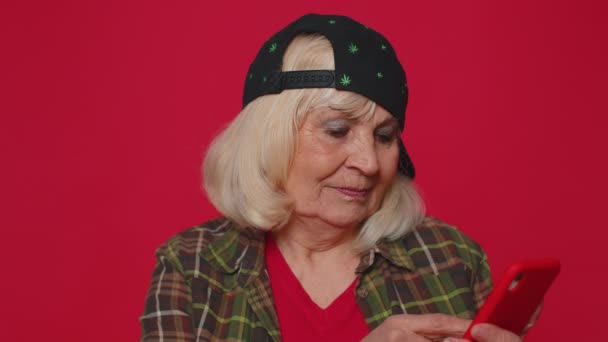 Gelukkig opgewonden winnaar senior vrouw gebruik mobiele telefoon zeggen wow ja ontdekte grote overwinning, goed nieuws — Stockvideo