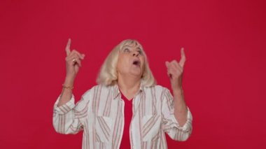 Kadın boş yeri işaret ediyor, reklam alanı ticari metinler için, ürün tanıtımı için kopya alanı