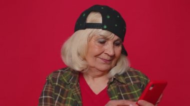 Sosyal ağlara bağımlılık yapan internet mesajlarında cep telefonu daktilo kullanan üst düzey bir kadın