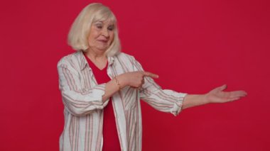 Kadın boş yeri işaret ediyor, reklam alanı ticari metinler için, ürün tanıtımı için kopya alanı