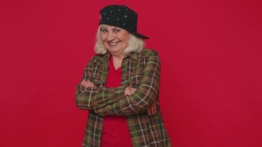 Neşeli, gri saçlı, son sınıf mankeni, rahat gömlekli, gülümseyen ve yalnız başına kameraya bakan.