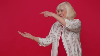 Üst düzey kadın boş yeri işaret ediyor. Ticari metin için reklam alanı. Mal tanıtımı için fotokopi alanı.