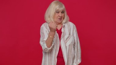 Saldırgan kızgın kadın kameraya karşı dövüşmeye çalışıyor, yumruklarını sallıyor, ifadeyle boks yapıyor, cezalandırıyor.