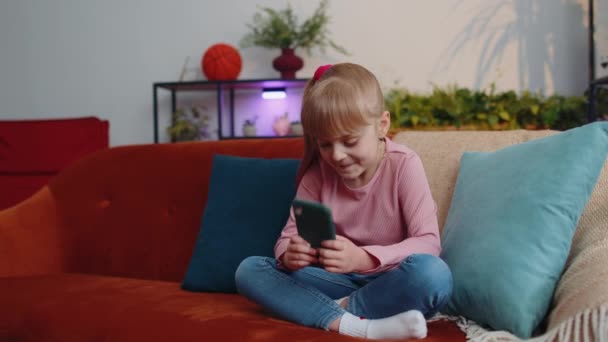 Δυσάρεστο παιδί κορίτσι παίζουν στο κινητό τηλέφωνο πληκτρολογώντας περιήγηση, χάνει online παιχνίδι, κακά νέα, αποτυχία, απώλεια — Αρχείο Βίντεο