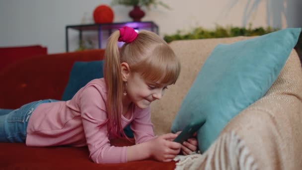 Küçük mutlu liseli kız cep telefonu kullanıyor online oyun oynuyor, büyük zaferi kutluyor, iyi haber — Stok video