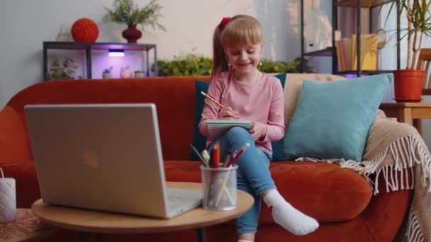 家庭の仮想クラスでの小さな子供の女の子のラップトップ上のオンライン教育,現代の距離eラーニング — ストック動画