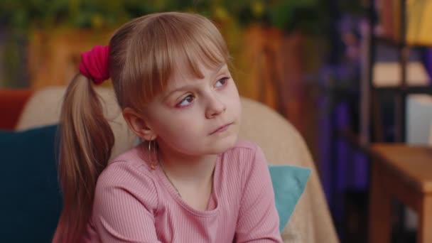 Smutné malé dospívající holčička sedět doma trpí nespravedlivou situací, rozvod rodičů, šikana — Stock video
