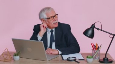 İşadamı parmağını kaldırdı ve yaratıcı bir plan yaptı. İyi fikirlerden etkilendi.