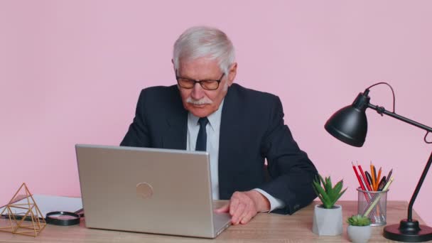 Glimlachende volwassen zakenman zit op kantoor bureau, het openen van laptop computer, beginnen met werken — Stockvideo