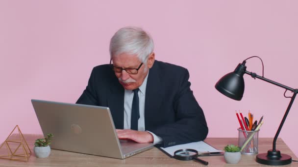 Senior business office man analyzes financial charts celebrate success win at home workplace desk — Stock Video