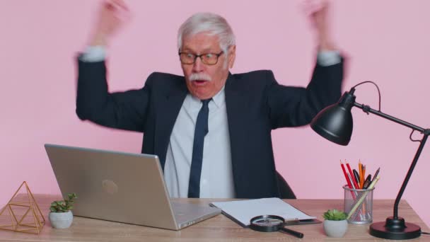 Excited amazed senior businessman looking shocked surprised wow showing hands brain explosion head — Stock Video