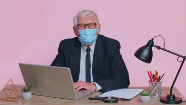 Hombre de negocios superior quitándose la máscara médica y tirándola, poniendo fin a la cuarentena pandémica — Vídeos de Stock