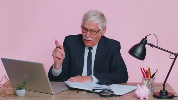 Thoughtful senior businessman making notes, writing down thoughts with pen into notepad notebook — Stock video