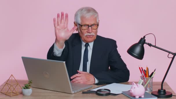 Senior businessman say no hold palm hand in stop gesture, warning of finish prohibited access danger — Stock Video