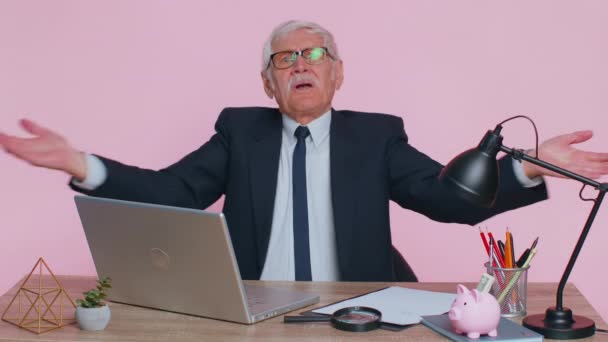 Старший офис бизнесмен поднимает руки, спрашивая, почему, какая причина неудачи, раздражение от проблем — стоковое видео