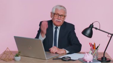 Kıdemli işadamının surat ifadesi. Sıkılmış, hayal kırıklığına uğramış, kötü haber.