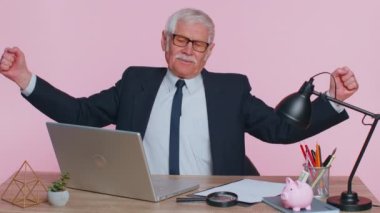 Uykusu gelen aşırı çalışan kıdemli iş adamı uyuyakalıyor. Ofis masasında laptopuyla oturuyor.