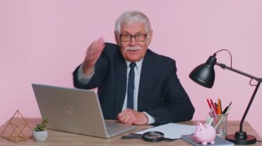 Üst düzey ofis işadamı kameraya bakıyor. Telefonla konuşuyor. Beni ara.