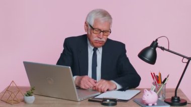 Son sınıf işadamının mola, sınır ya da dur işareti vermesinden bıkmış, baskı yok.