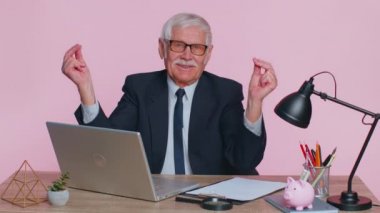 Kıdemli zengin işadamı el hareketi, daha fazla bahşiş, nakit para harcıyor ya da saçıyor.