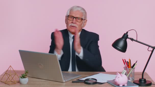 Senior office business man showing thumbs up and nodding in approval, successful good nice job work — Stockvideo