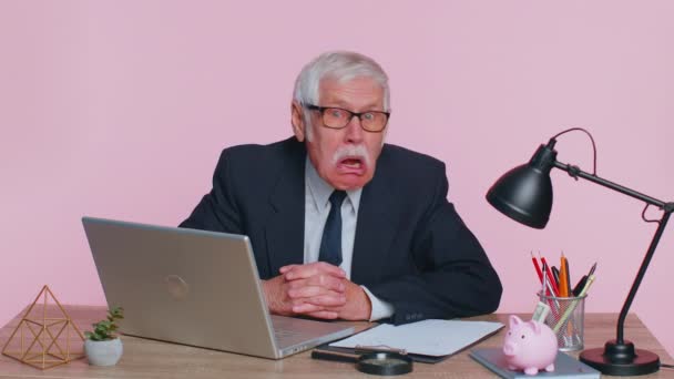 Ältere ältere Bürokaufmann arbeiten an Laptop-Computer, machen lustiges Gesicht, herumalbern — Stockvideo
