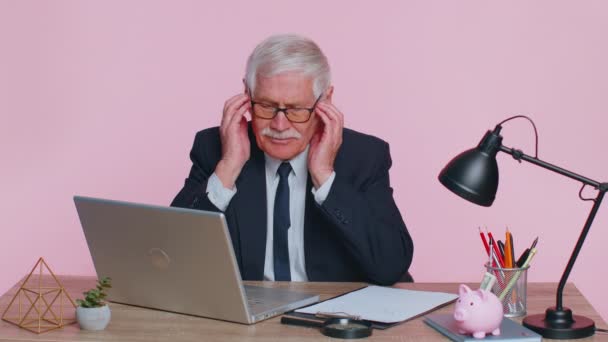 Unzufriedener Senior-Geschäftsmann reibt Schläfen, um Kopfschmerzen zu heilen, und leidet an Migräne — Stockvideo