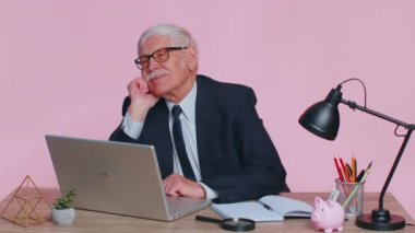 Düşünce ve varsayımlarda kıdemli işadamı yan yana bakıp, hoş bir şeyler hayal ediyor.