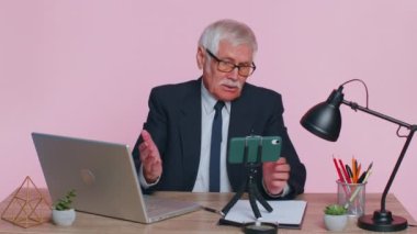 Üst düzey işadamı cep telefonu konferansı video danışmanı, çağrı merkezi ajanı, operatör