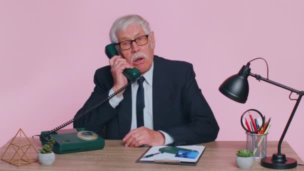 Pengusaha senior gila berbicara di kabel telepon vintage, membodohi, membuat konyol humor wajah komik — Stok Video