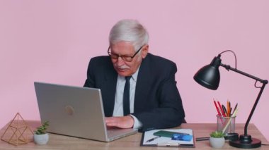 Kıdemli zengin iş adamı dans ederek kazanmayı kutluyor. Zenginliğin tadını çıkarıyor.