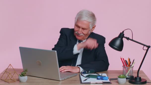 Happy senior business man dancing victory dance celebrating weekend holiday success win in office — Stock video