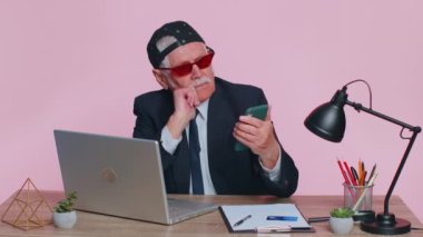 İş adamı web SMS mesajlarında akıllı telefon daktilo kullanırken sosyal ağlara bağımlılık yapıyor