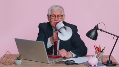 Üst düzey bir işadamı hoparlörden bağırıyor, indirimler, satışlar, duyurular, reklamlar...