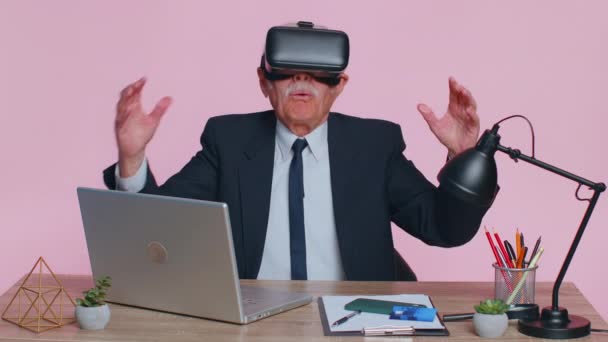 Senior businessman using headset helmet app to play simulation game, watching virtual reality video — Vídeo de Stock