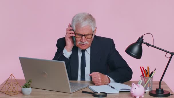 怒っているシニアビジネス男作る電話をかけるでオフィスワークいらいら上司話してモバイル口論 — ストック動画