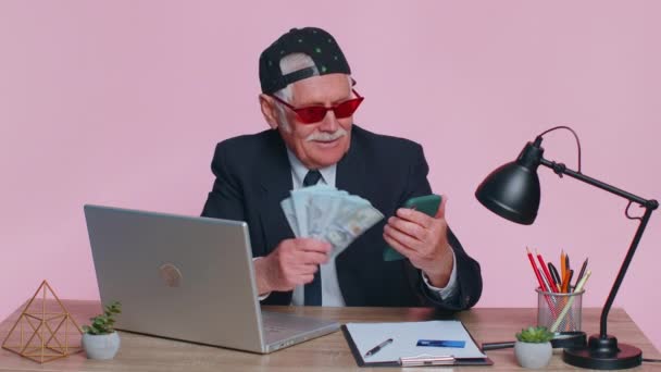 Businessman using smartphone sincerely rejoicing win, receiving money cash banknotes, lottery luck — Vídeo de Stock