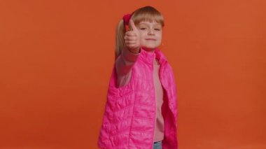 Küçük kız parmağını kaldırır olumlu cevap verir ya da olumlu cevap verir reklamlar iyi şeyleri sever.