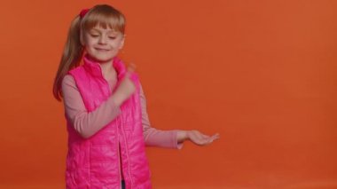 Kız çocuğu boş yeri işaret ediyor, reklam alanı ticari metinler için, ürün tanıtımı için kopya alanı