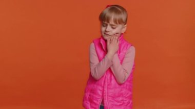 Diş ağrısı ya da diş eti iltihabından muzdarip bir kız dişçi randevusu için bekliyor.