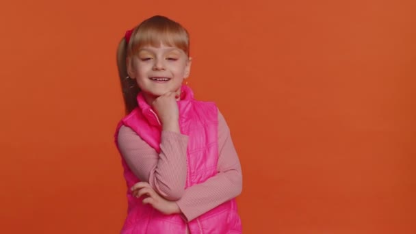 Веселый милый малыш маленькая девочка модель в блузке улыбаясь и глядя в камеру в одиночку — стоковое видео