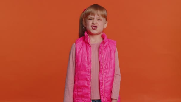 Funny joyful girl making playful silly facial expressions, grimacing, fooling around showing tongue — Stock Footage Funny joyful girl making playful silly facial expressions, grimacing, fooling around showing tongue Royalty Free Stock Footage