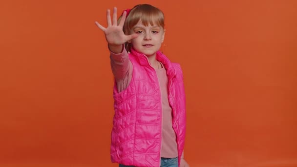Flicka unge säger ingen hålla handflatan vikta korsade händer i stop gest, varning om finish, förbjudet tillträde — Stockvideo
