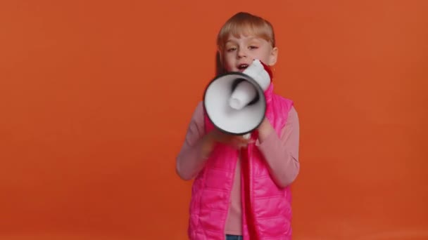Smiling toddler girl talking with megaphone, proclaiming news, loudly announcing sale advertisement — Stok video